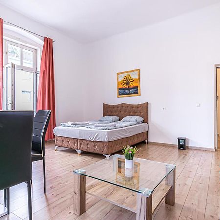 6 Min To Amusement Park - Economy Rooms In Shared Apartment Bécs Kültér fotó