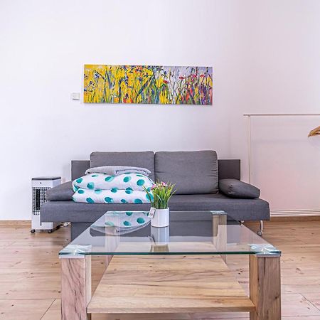 6 Min To Amusement Park - Economy Rooms In Shared Apartment Bécs Kültér fotó