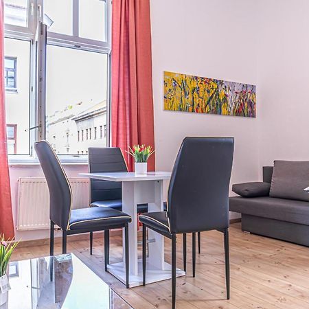 6 Min To Amusement Park - Economy Rooms In Shared Apartment Bécs Kültér fotó