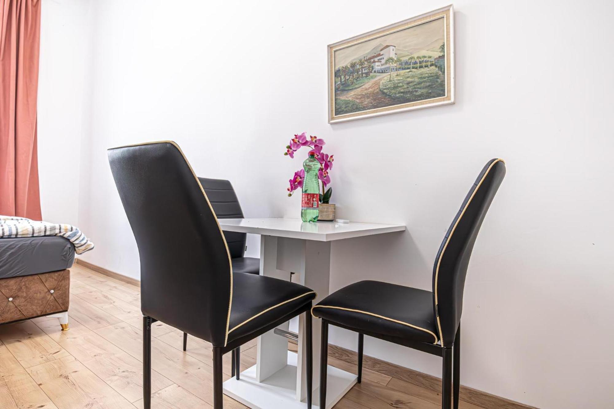 6 Min To Amusement Park - Economy Rooms In Shared Apartment Bécs Kültér fotó