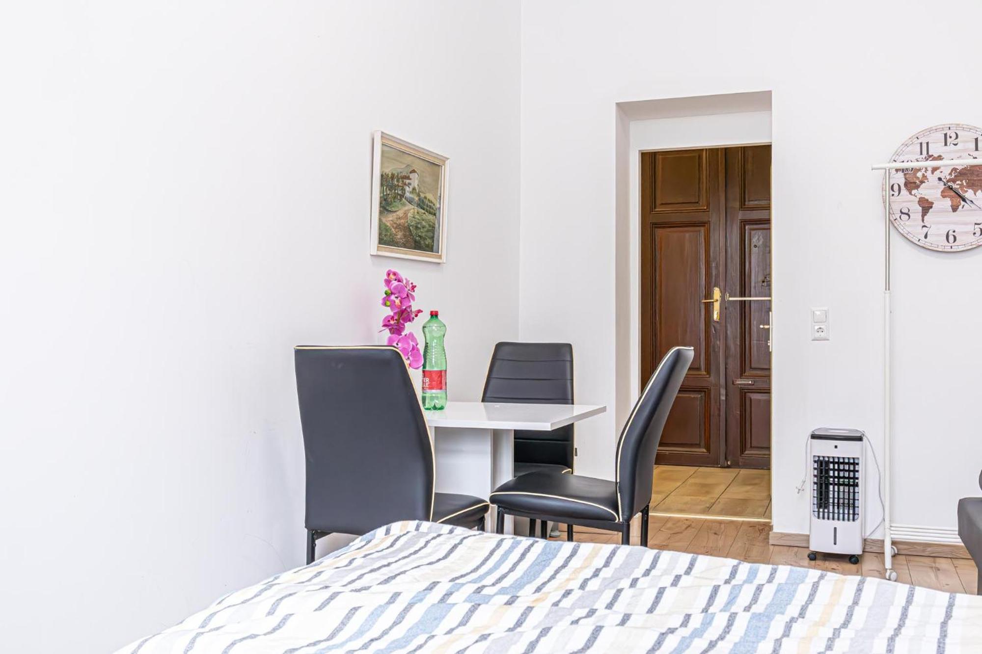6 Min To Amusement Park - Economy Rooms In Shared Apartment Bécs Kültér fotó