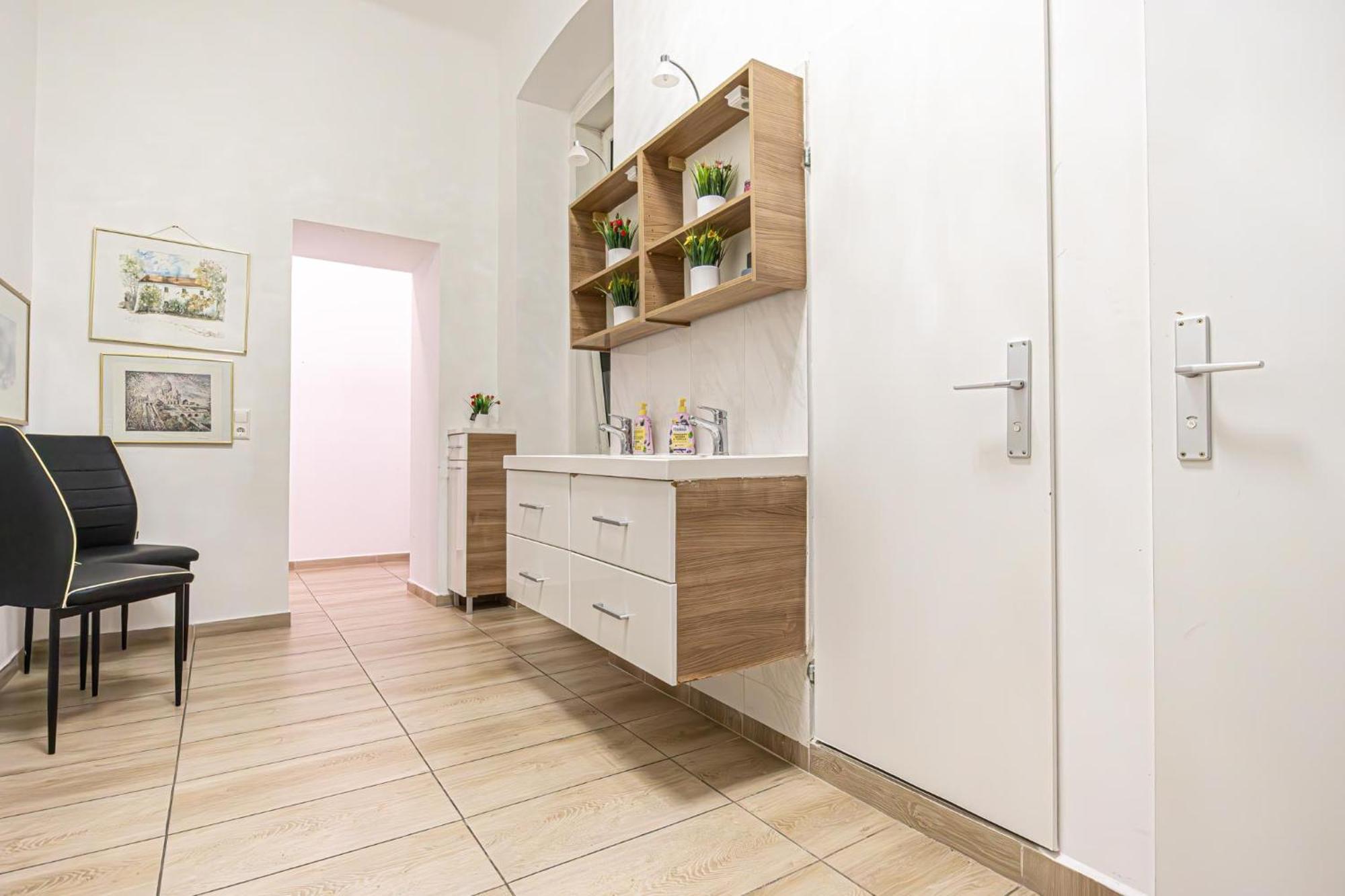 6 Min To Amusement Park - Economy Rooms In Shared Apartment Bécs Kültér fotó
