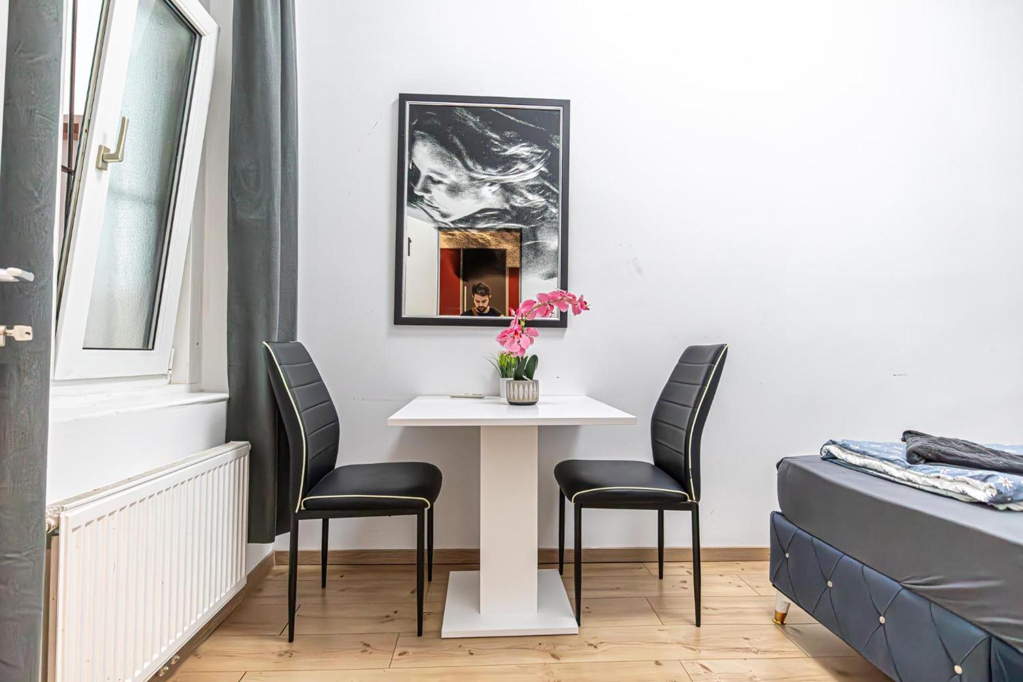 6 Min To Amusement Park - Economy Rooms In Shared Apartment Bécs Kültér fotó