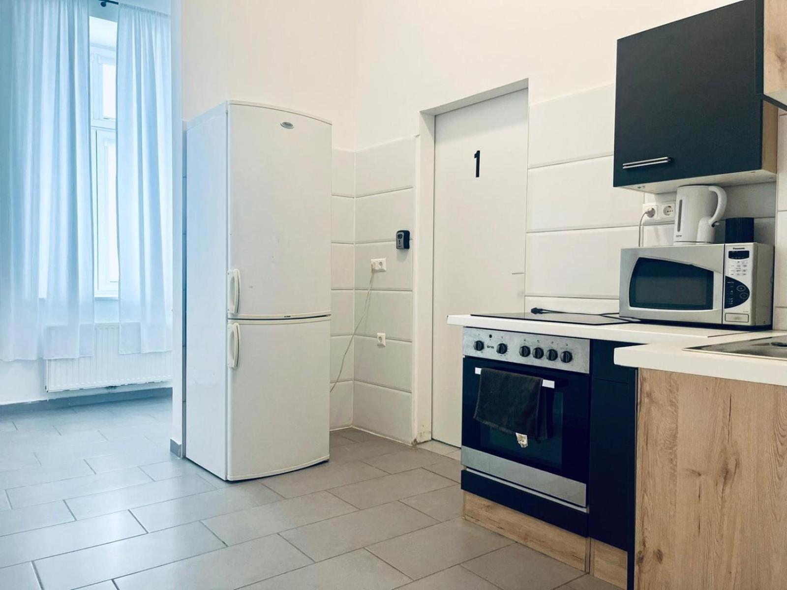 6 Min To Amusement Park - Economy Rooms In Shared Apartment Bécs Kültér fotó
